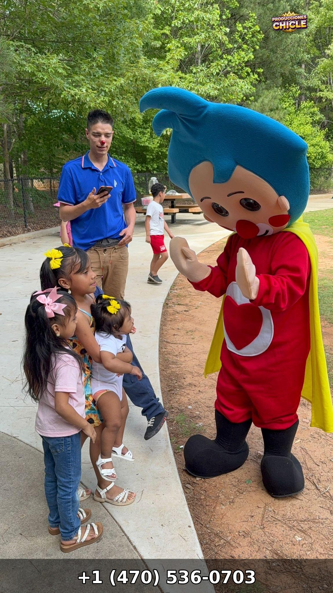 Botarga Chicle con niños en el parque
