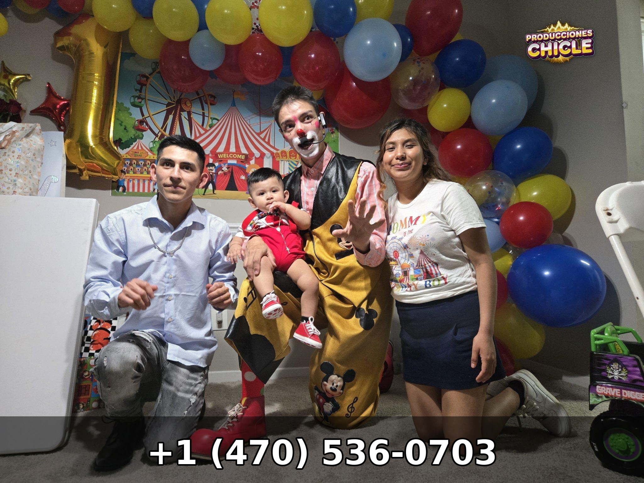 Familia con payaso Chicle en fiesta