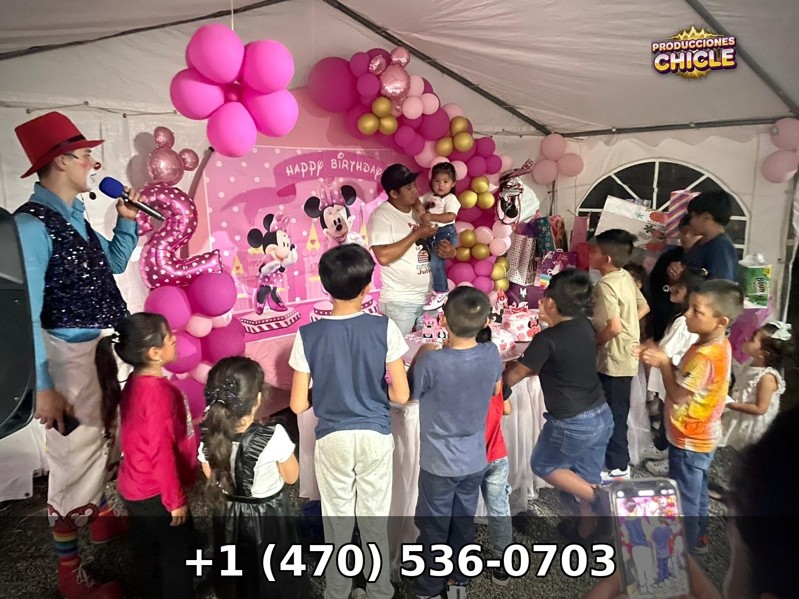 Show de payaso Chicle con micrófono y niños en fiesta real